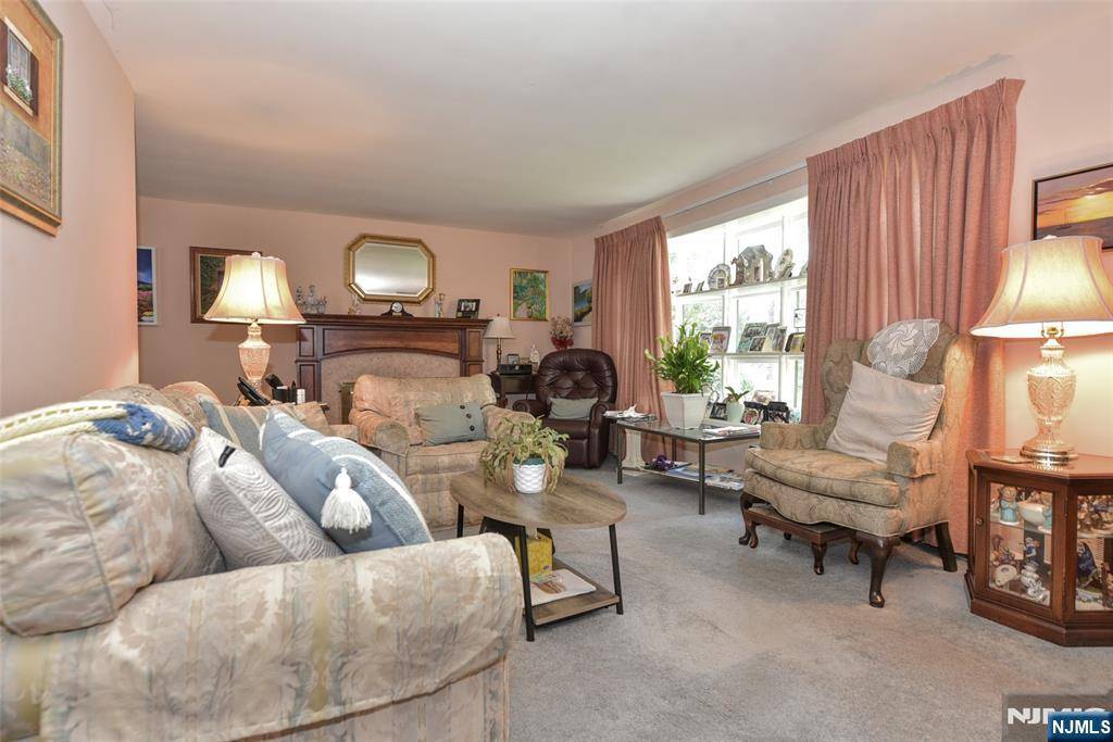 Waldwick, NJ 07463,151 Bergen AVE