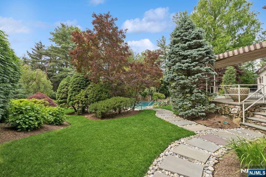 Cresskill, NJ 07626,80 Adams DR