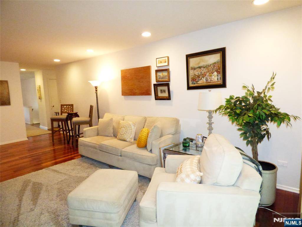Mahwah, NJ 07430,253 Vista View DR #253