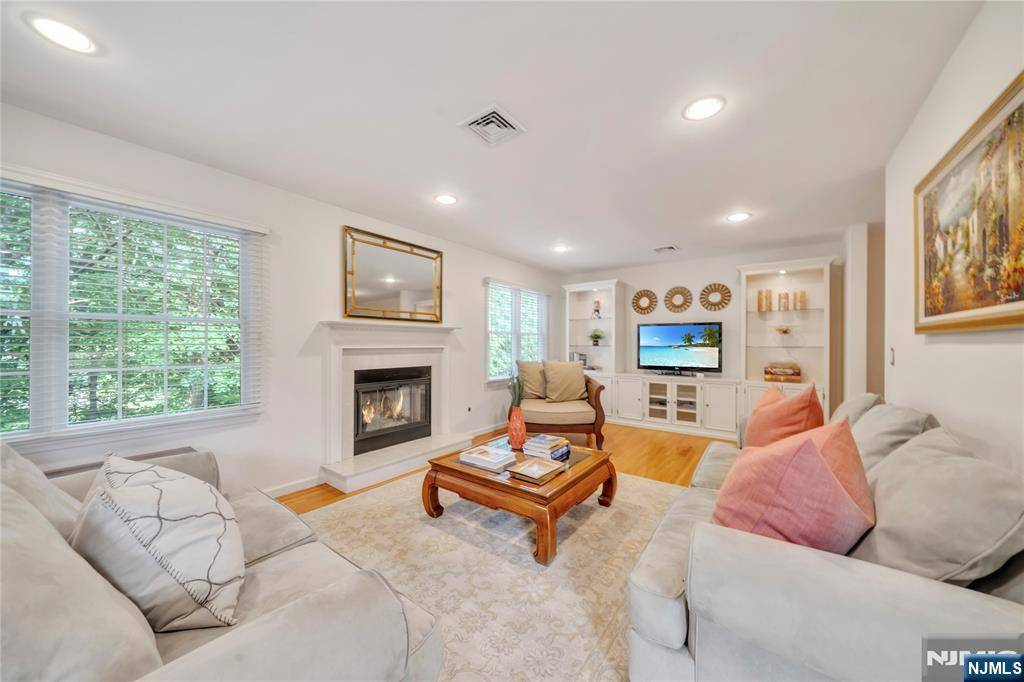 Waldwick, NJ 07463,8 Sara Kathryn WAY