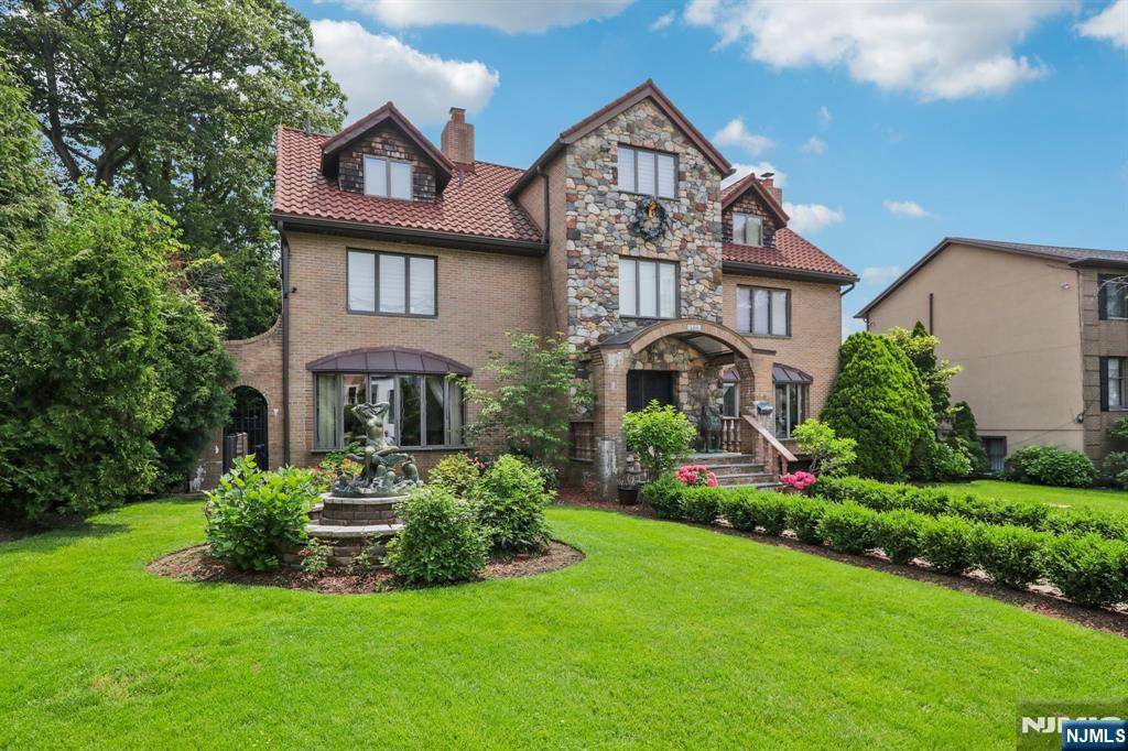 Fort Lee, NJ 07024,1060 Briar WAY