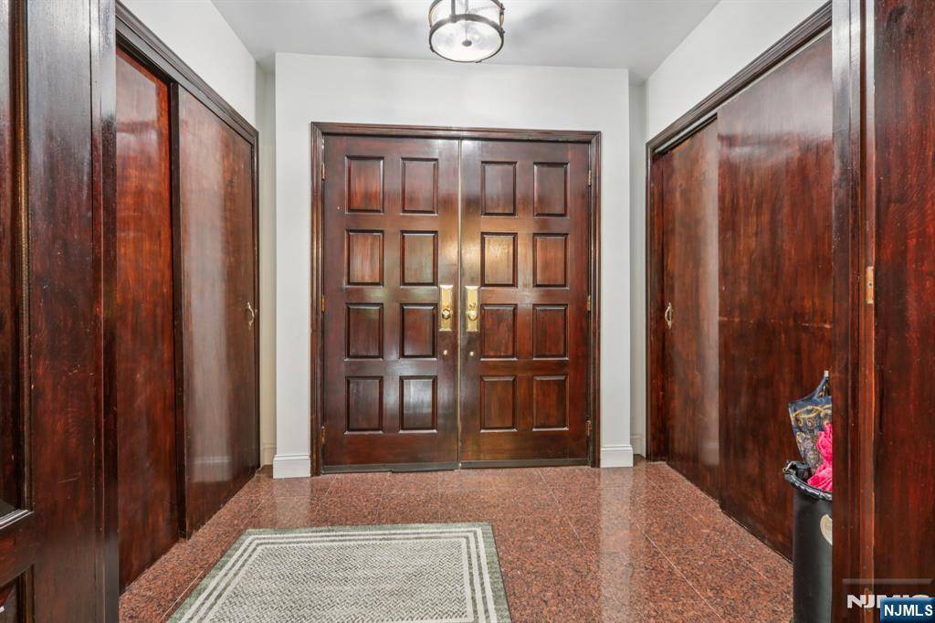 Fort Lee, NJ 07024,1060 Briar WAY
