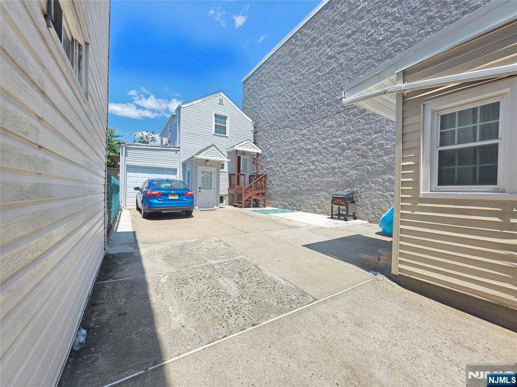 Newark, NJ 07105,91 Barbara ST