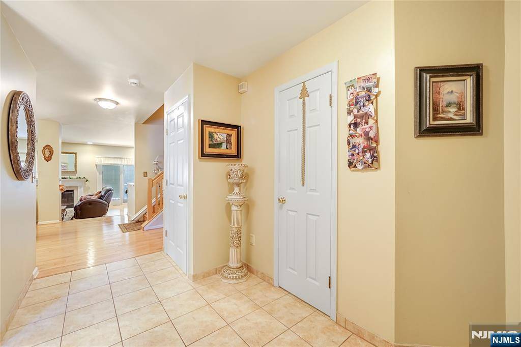 Mahwah, NJ 07430,238 Westervelt LN