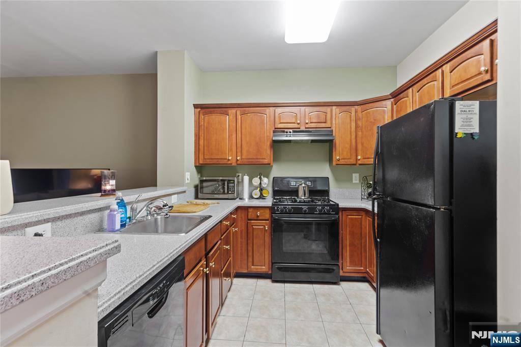 West New York, NJ 07093,79 Lydia DR