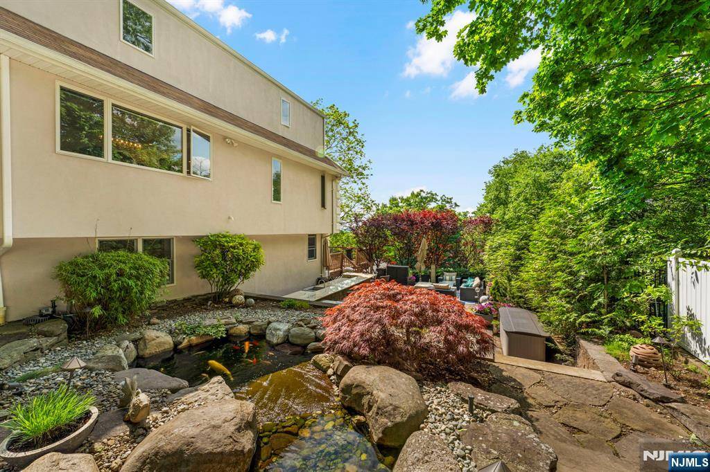 Ridgefield, NJ 07657,801 Oakwood LN