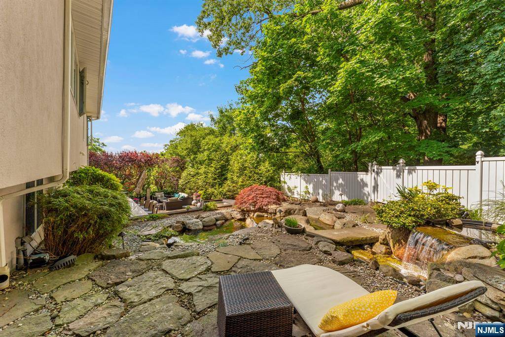Ridgefield, NJ 07657,801 Oakwood LN