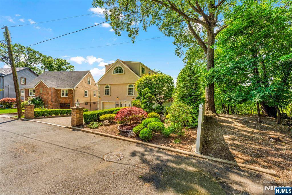 Ridgefield, NJ 07657,801 Oakwood LN