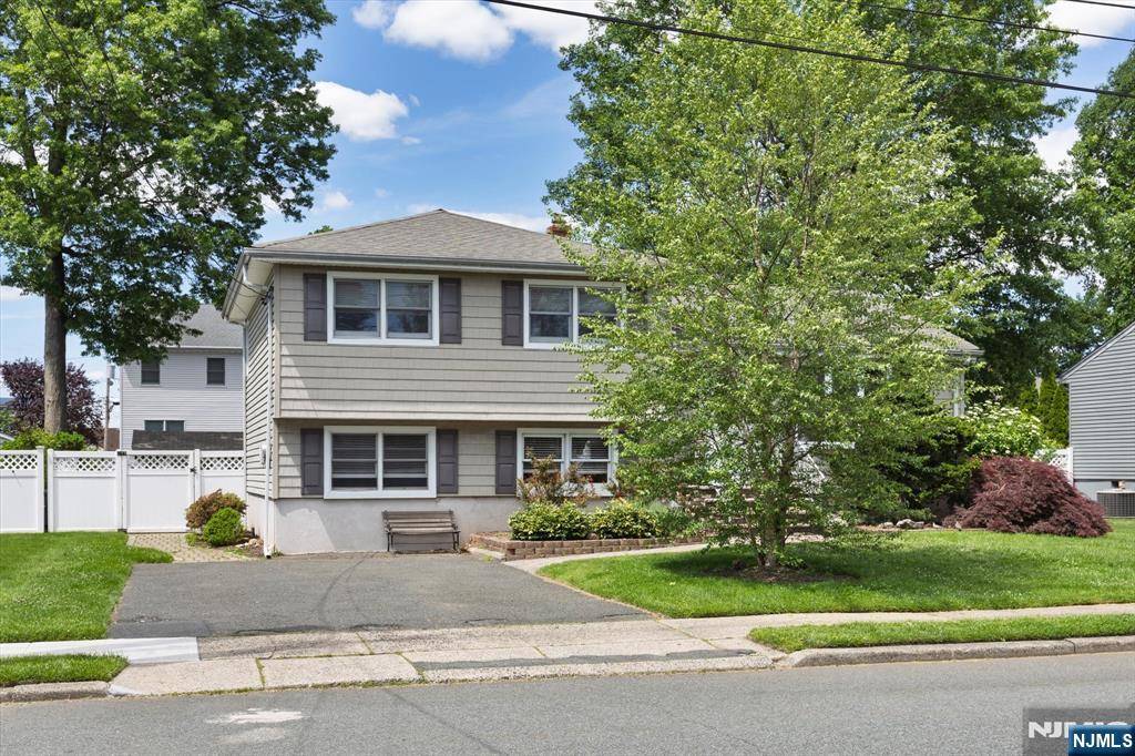Saddle Brook, NJ 07663,90 Kuhn DR