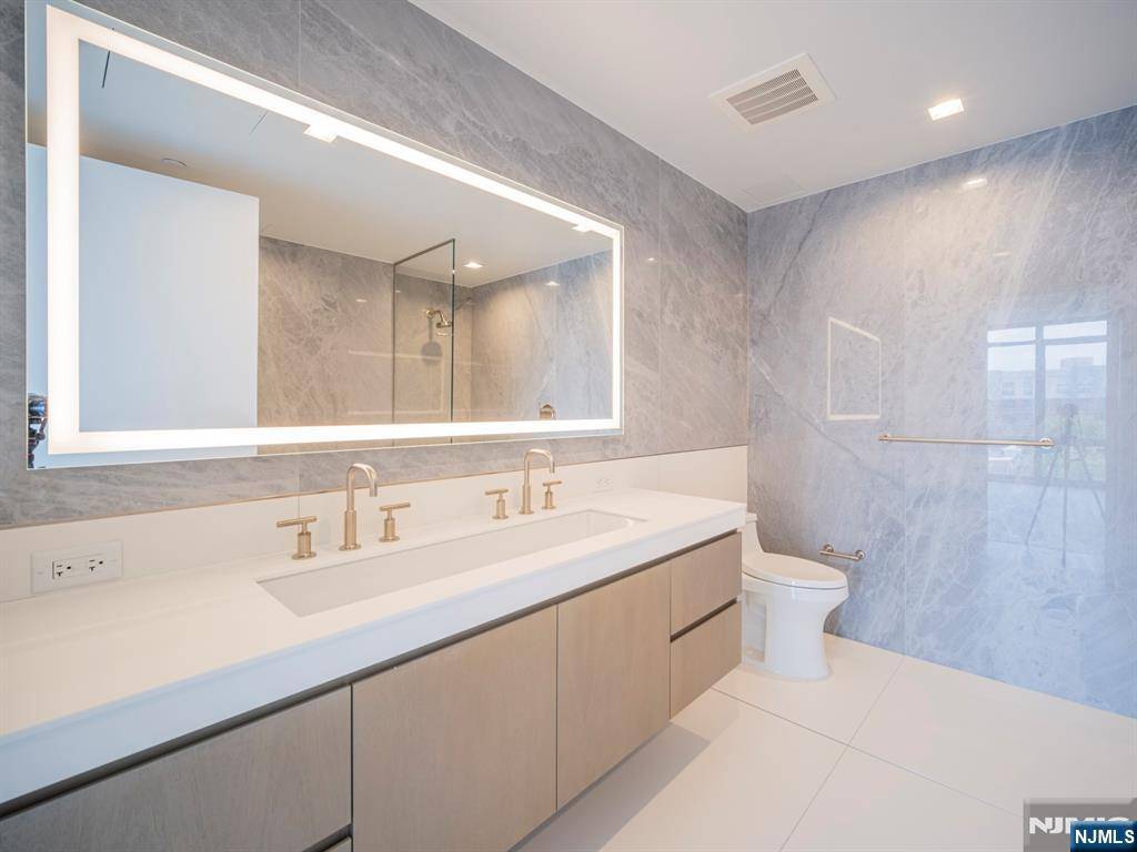 Cliffside Park, NJ 07010,320 Adolphus AVE #401