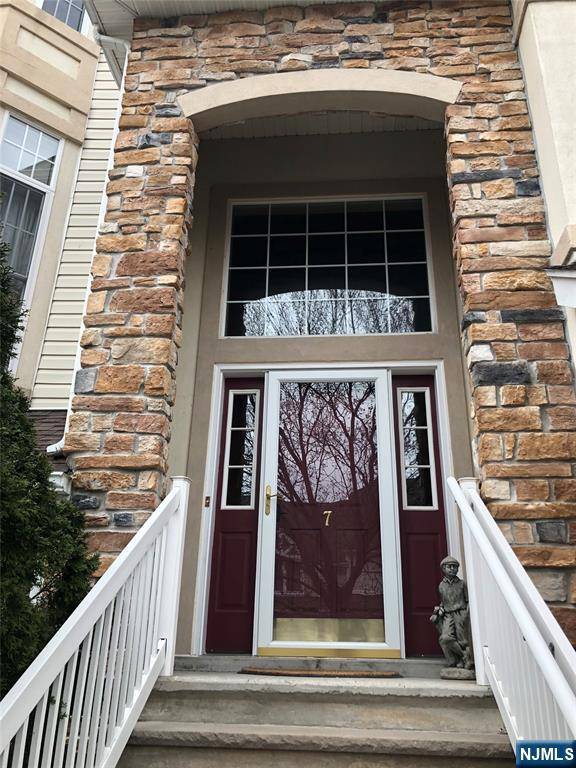 Oakland, NJ 07436,7 Cobblestone CT