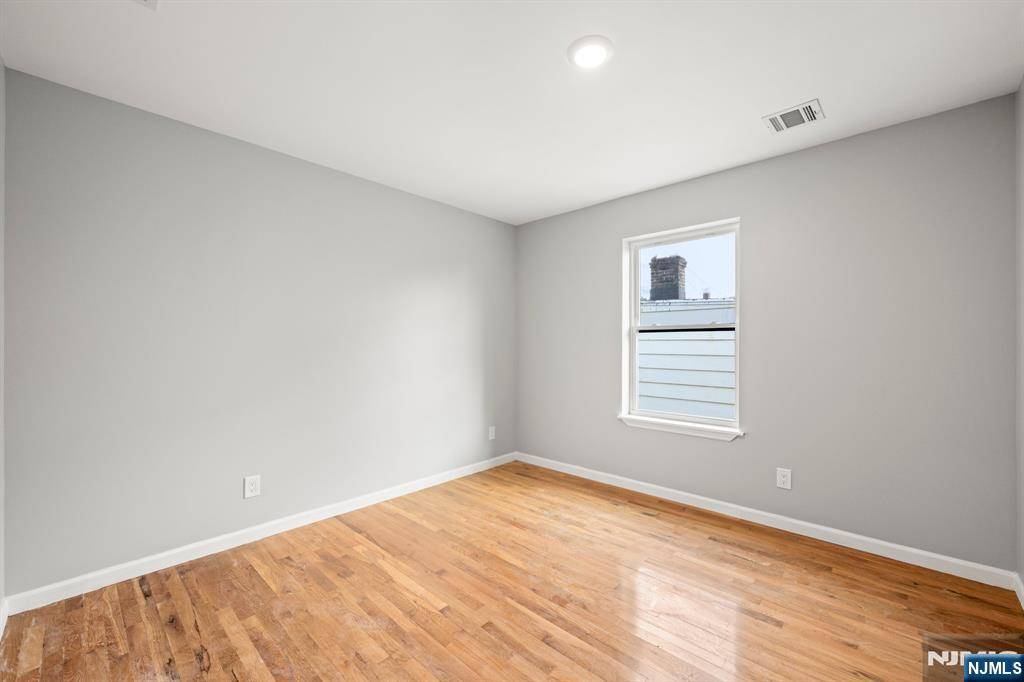 Newark, NJ 07103,597 18th ST