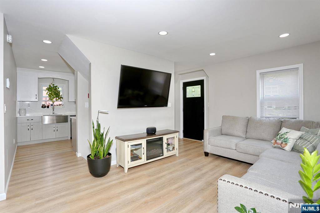 Fair Lawn, NJ 07410,8-27 Park AVE