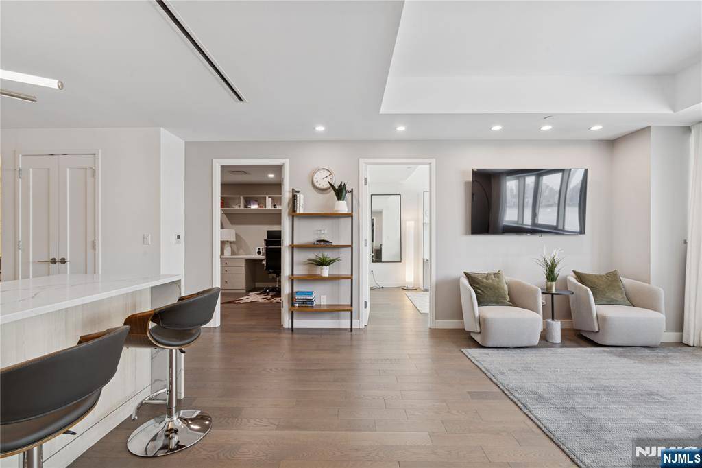 Weehawken, NJ 07086,800 Ave At Port Imperial BLVD #517