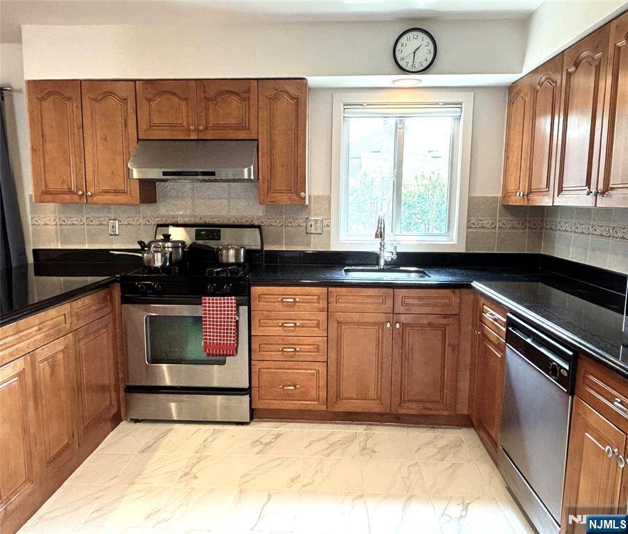 Paramus, NJ 07652,82 Hemlock DR