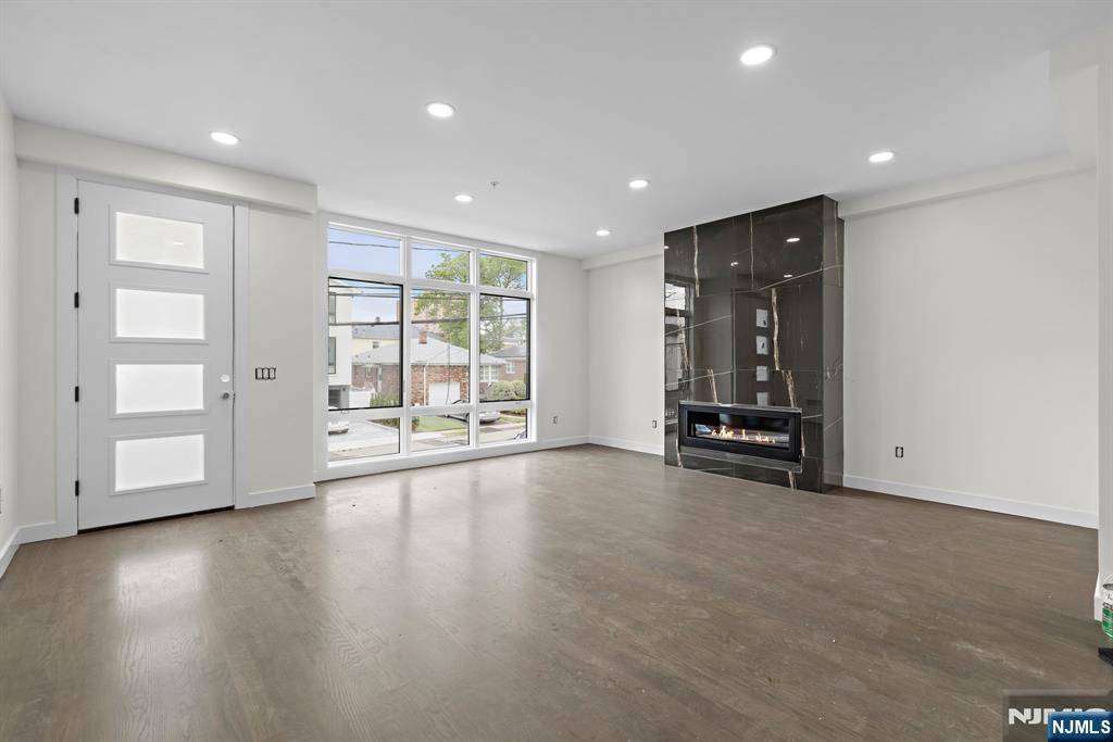 Cliffside Park, NJ 07010,93 Crescent AVE #93