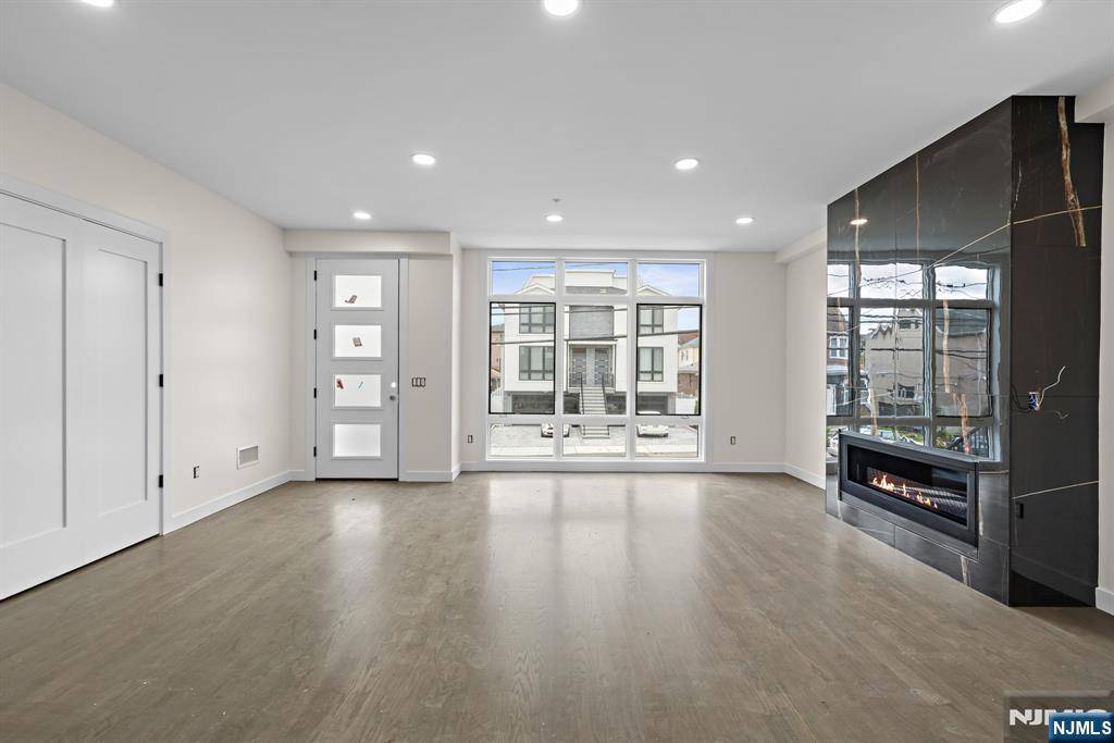 Cliffside Park, NJ 07010,93 Crescent AVE #93