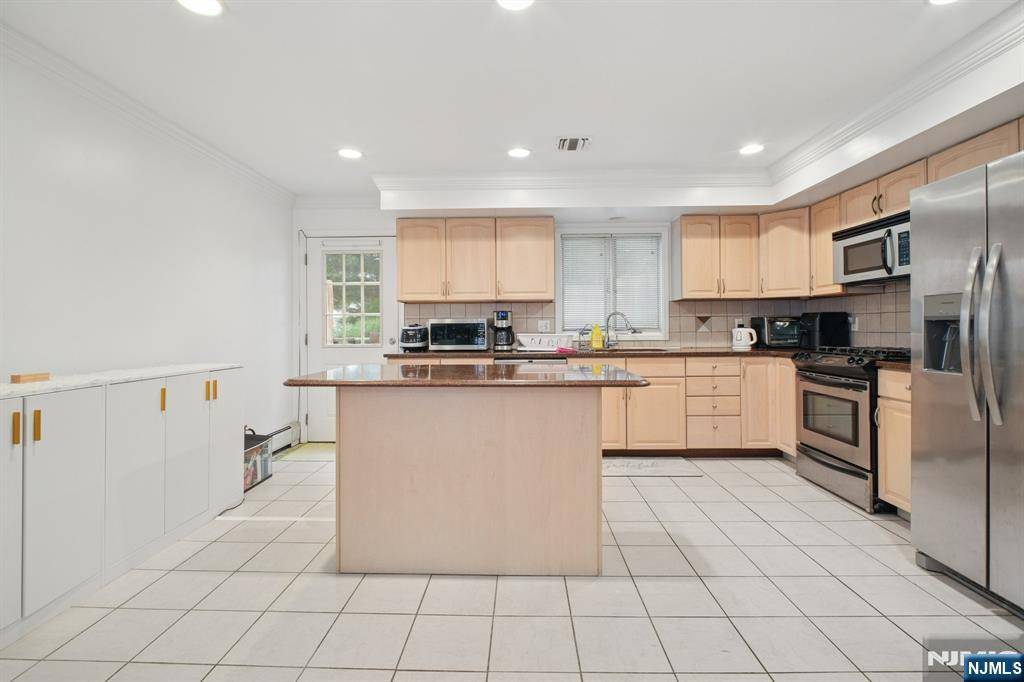 Palisades Park, NJ 07650,316 Columbia AVE #A