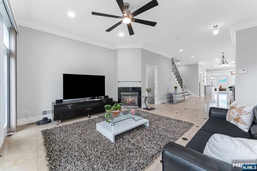 Edgewater, NJ 07020,52 Myrtle AVE