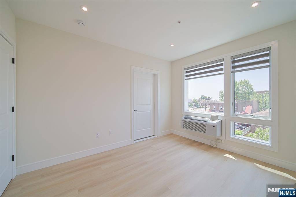 Palisades Park, NJ 07650,401 E Central BLVD #4B