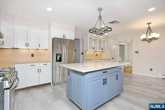 Paramus, NJ 07652,61 Fern PL