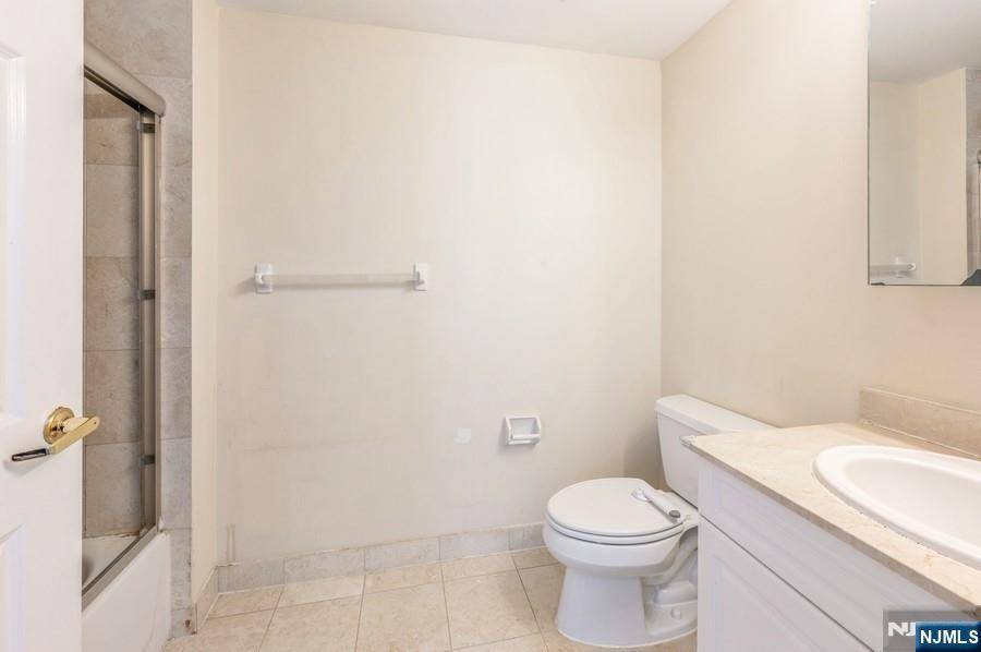 Fort Lee, NJ 07024,100 Old Palisade RD #2216