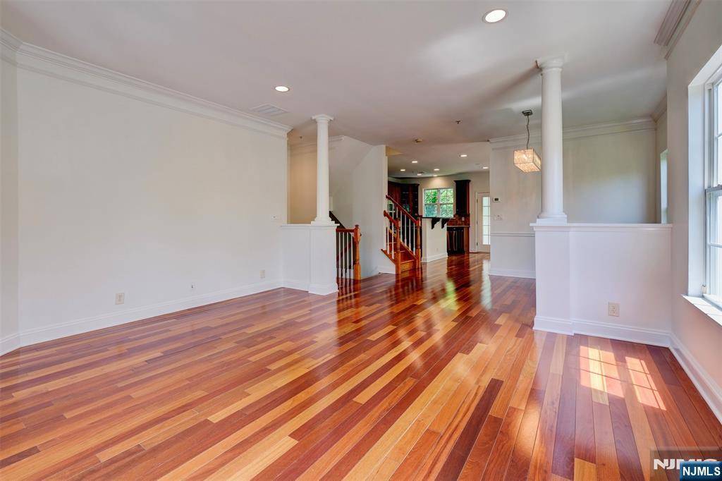 Secaucus, NJ 07094,27 Mallard PL