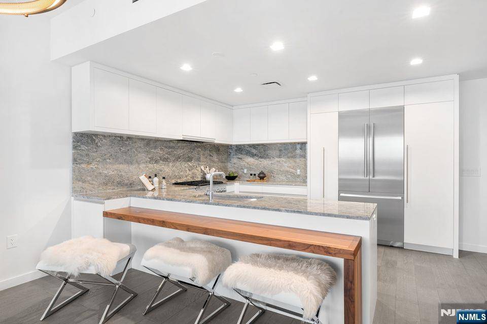 Cliffside Park, NJ 07010,320 Adolphus AVE #909