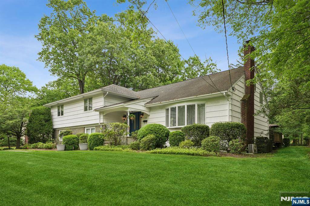 Livingston, NJ 07039,13 Stonewall DR