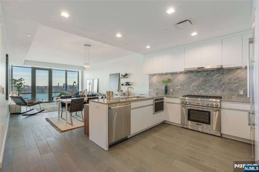Cliffside Park, NJ 07010,320 Adolphus AVE #916
