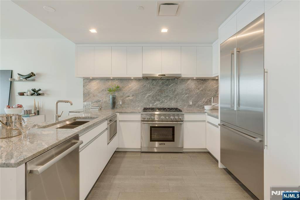 Cliffside Park, NJ 07010,320 Adolphus AVE #916
