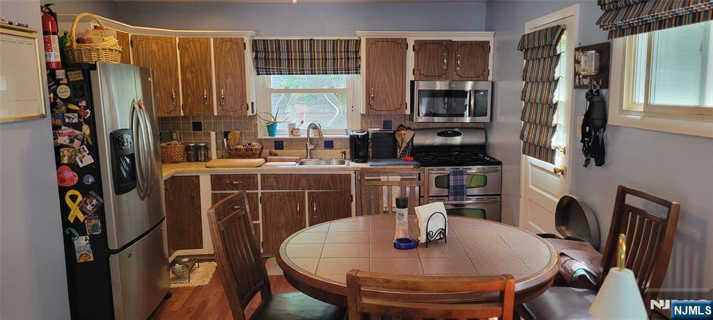 Lyndhurst, NJ 07071,733 Louise CT
