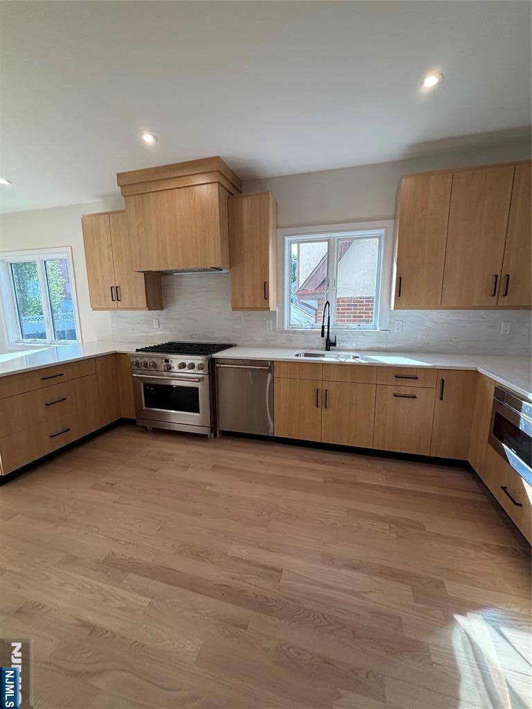 Palisades Park, NJ 07650,67 Harwood TER