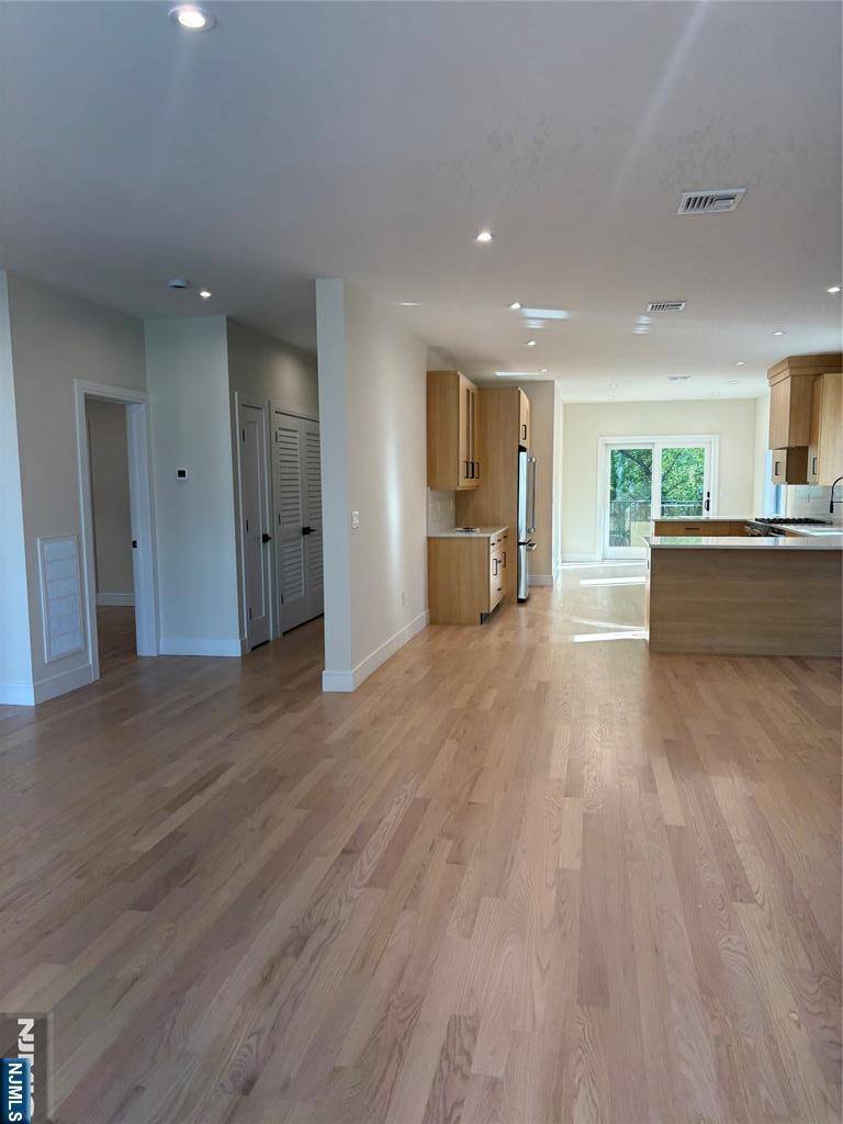 Palisades Park, NJ 07650,67 Harwood TER