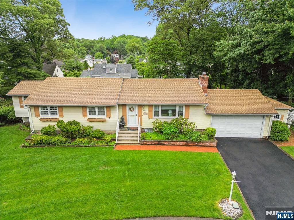 Midland Park, NJ 07432,7 Meadow CT