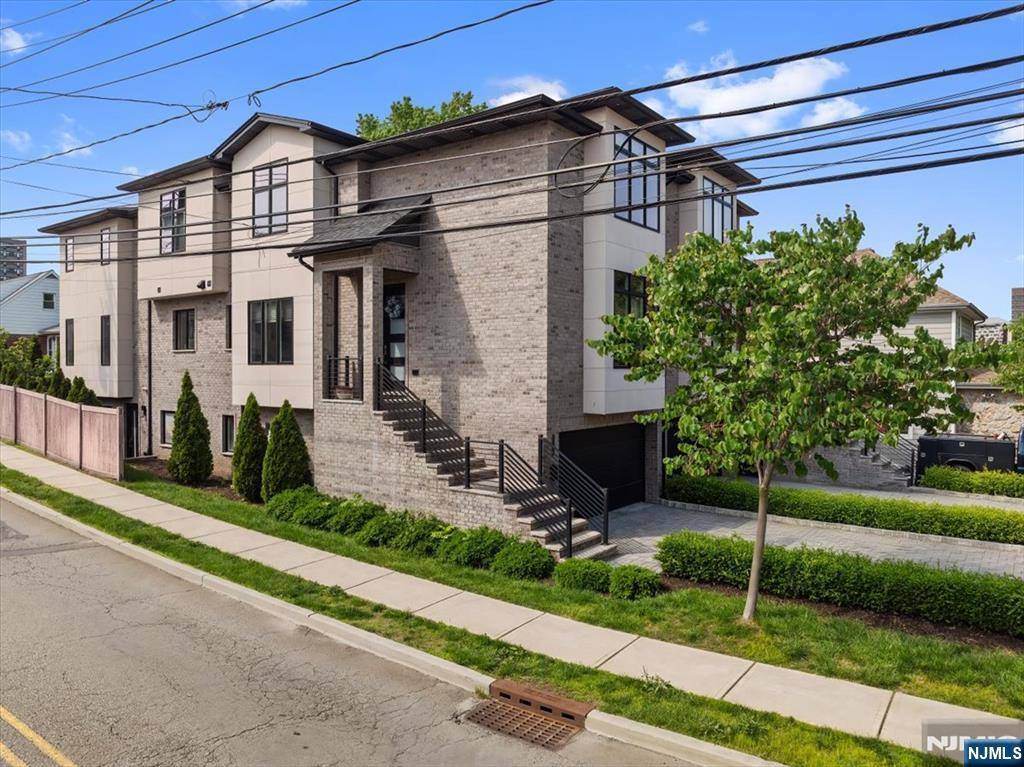 Fort Lee, NJ 07024,1553 West ST