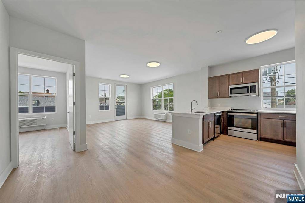 Clifton, NJ 07011,1 Center ST #305