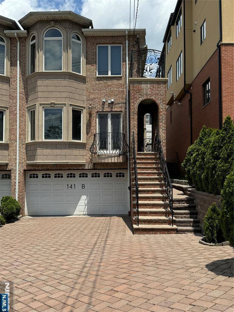 Palisades Park, NJ 07650,141 E Edsall BLVD