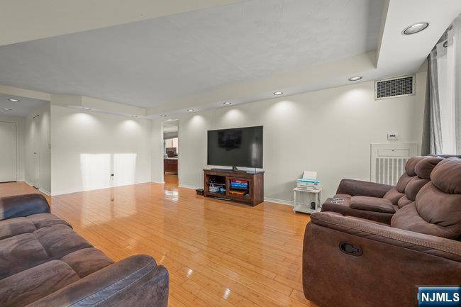 Edgewater, NJ 07020,1055 River RD #901