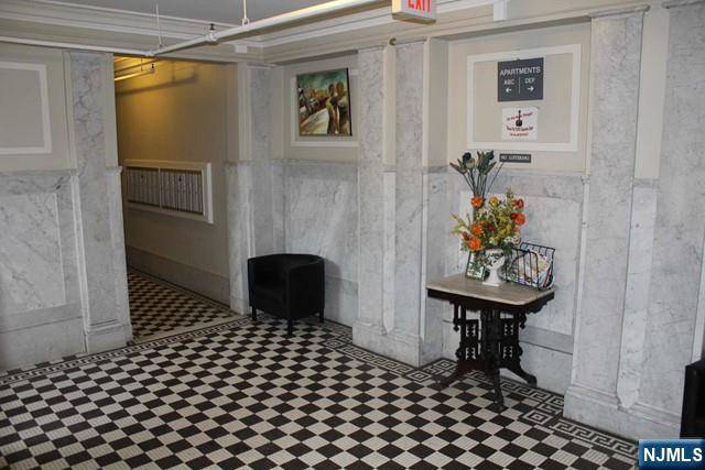 Leonia, NJ 07605,250 Broad AVE #4B