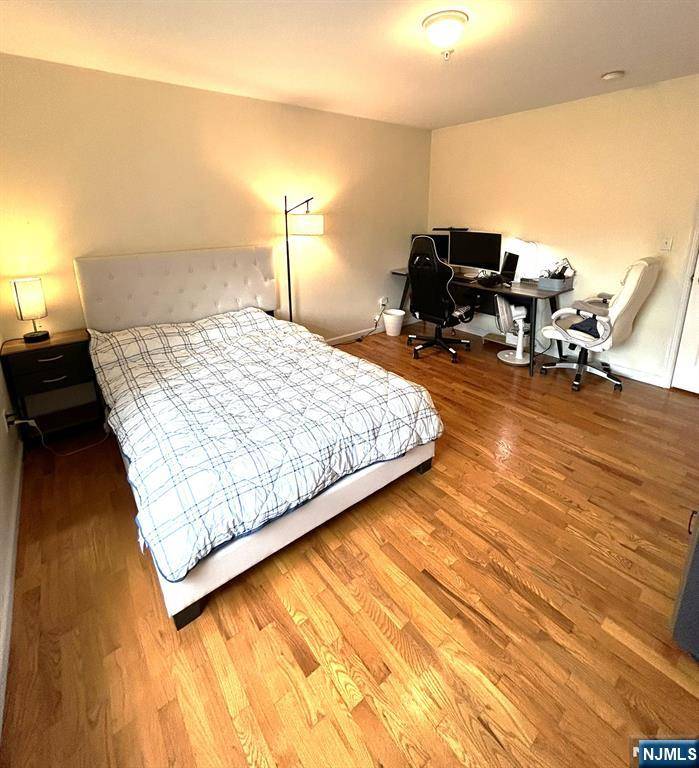 Palisades Park, NJ 07650,118 Bergen BLVD #2D