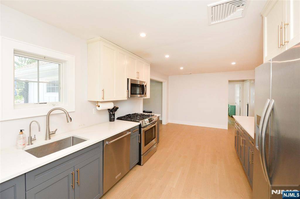 Wyckoff, NJ 07481,212 Godwin AVE