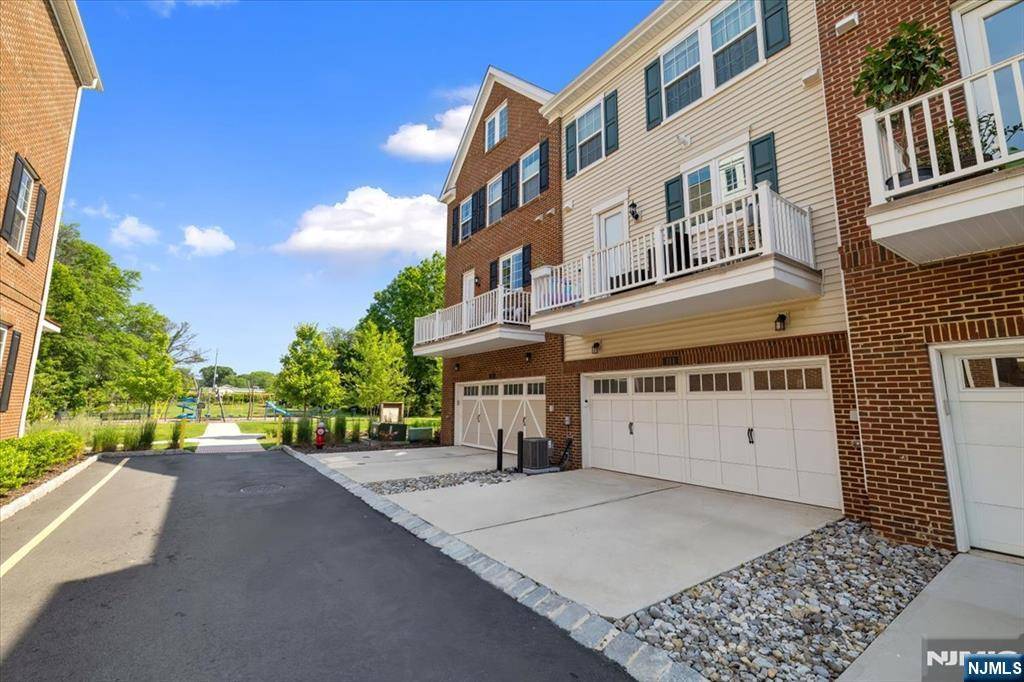 Fair Lawn, NJ 07410,111 Landmark LN #111