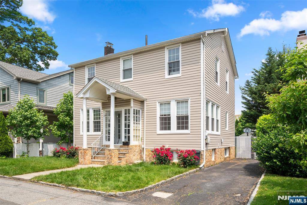 Fort Lee, NJ 07024,3 Drury LN