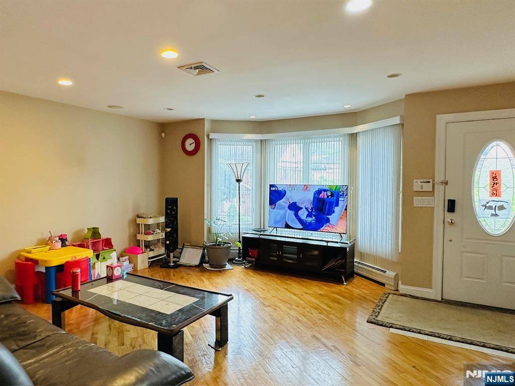 Palisades Park, NJ 07650,415 A 3rd ST