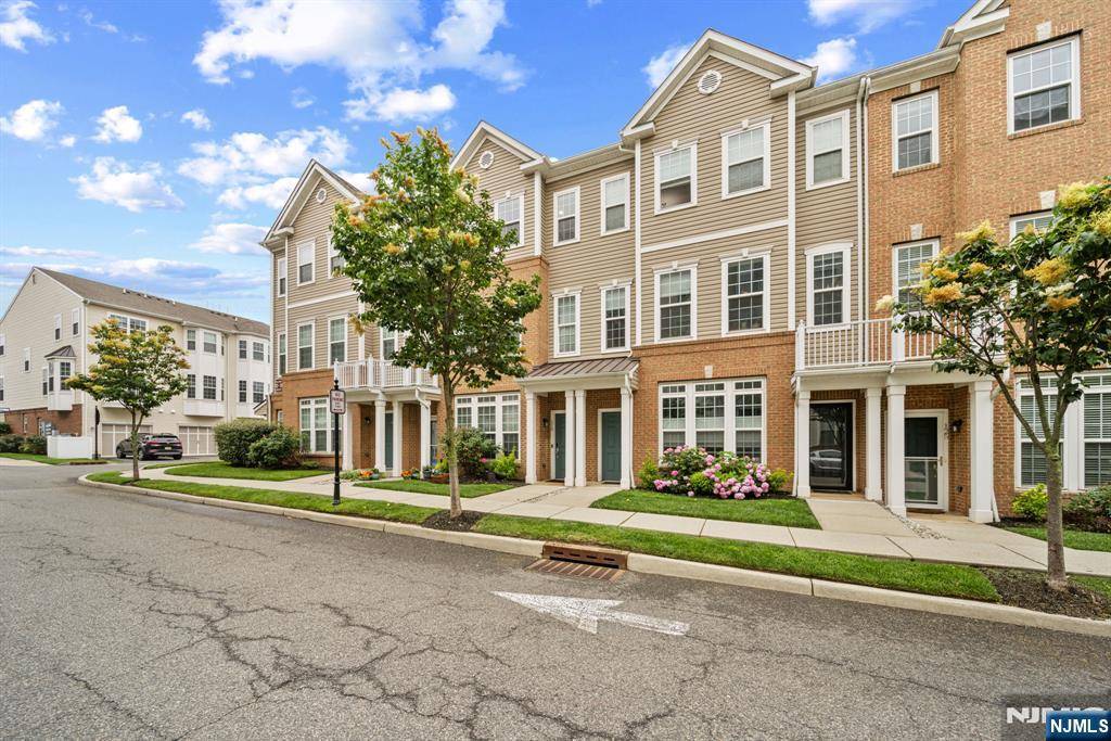 Wood Ridge, NJ 07075,119 Eisenhower LN #2104