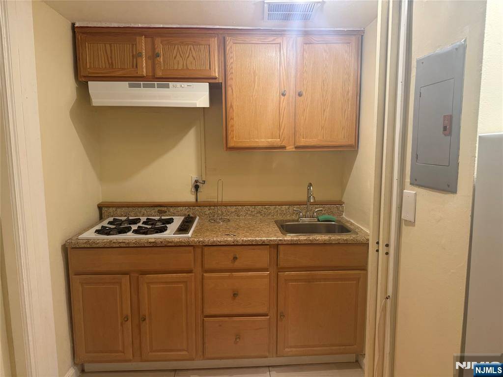Fort Lee, NJ 07024,3030 Edwin AVE #2J
