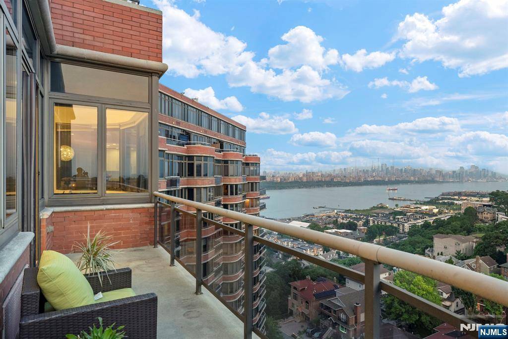 Cliffside Park, NJ 07010,100 Carlyle DR #17D-S