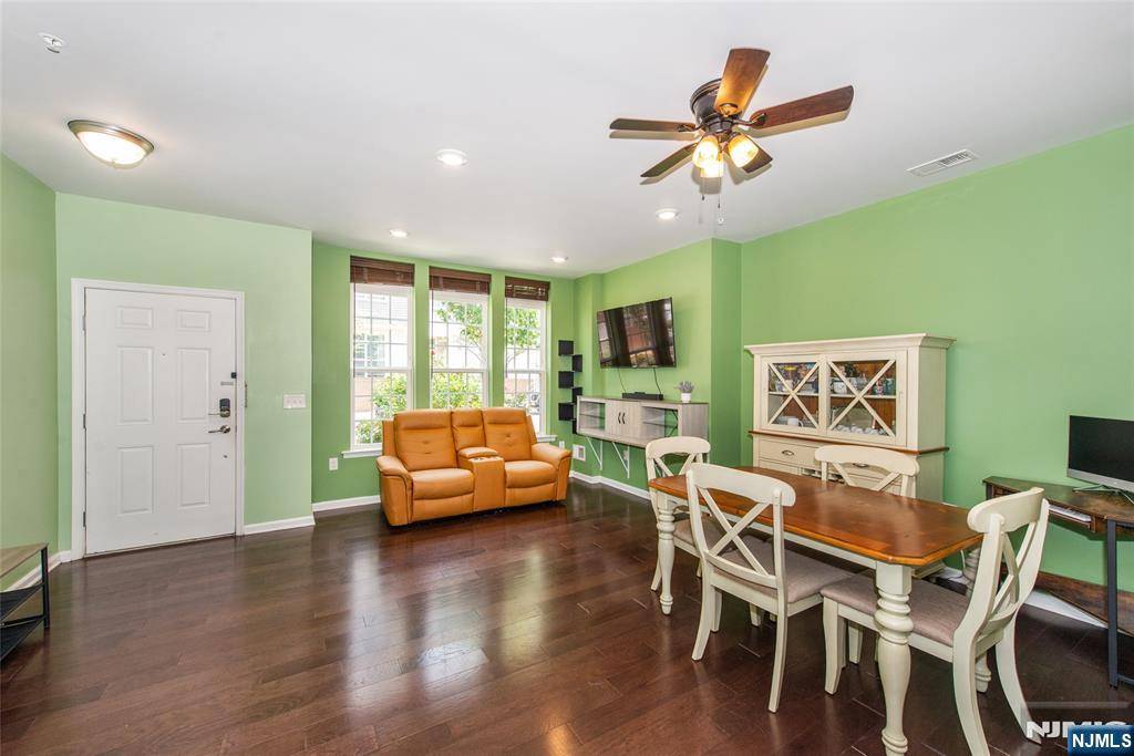 Wood Ridge, NJ 07075,129 Eisenhower LN #2109
