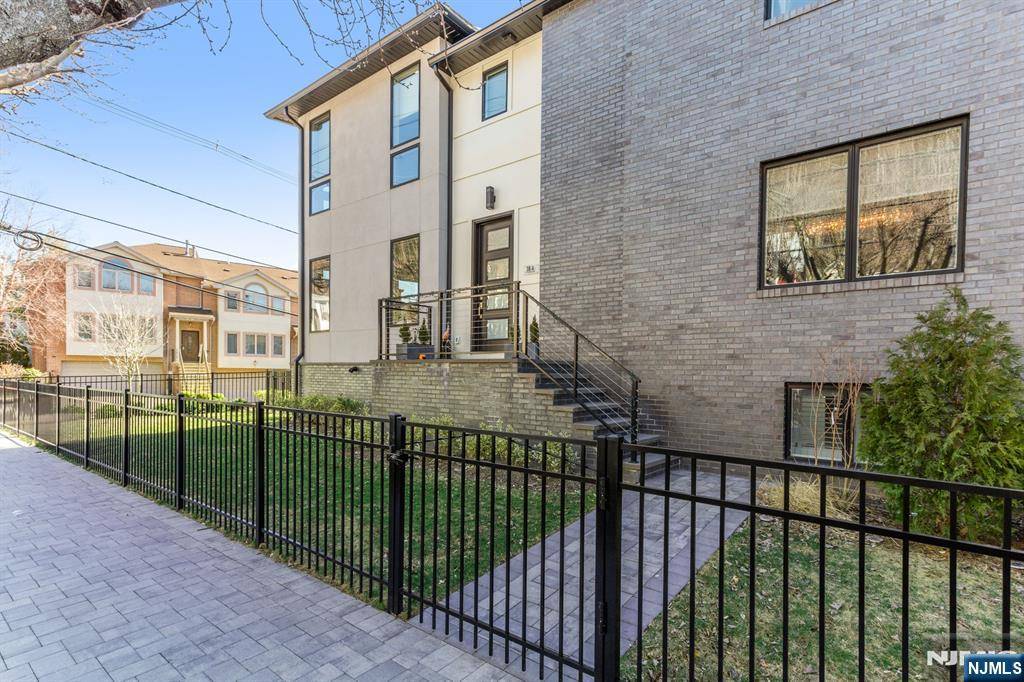 Edgewater, NJ 07020,38 Hilliard AVE #1